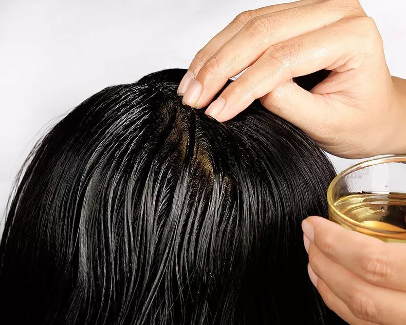 Topeng dengan minyak kastor untuk rambut: Bagaimana untuk membuat ubat di rumah dengan telur untuk pertumbuhan dan terhadap keguguran rambut? Topeng dengan minyak pesat dan madu, ulasan 6081_5