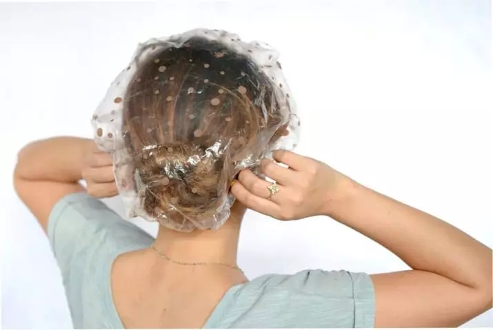 Topeng dengan minyak kastor untuk rambut: Bagaimana untuk membuat ubat di rumah dengan telur untuk pertumbuhan dan terhadap keguguran rambut? Topeng dengan minyak pesat dan madu, ulasan 6081_8