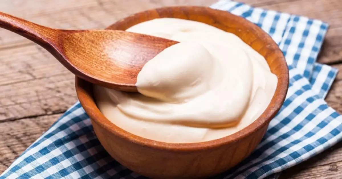 來自酸奶油的頭髮面膜：如何在家中用雞蛋和蜂蜜製作面膜，益處和營養特性酸奶稀薄的頭髮，評論 6084_4