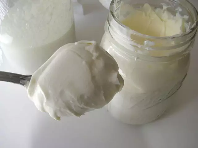 mascareta per als cabells de crema agra: com fer una màscara amb l'ou i la mel a la llar, els beneficis i les propietats nutricionals de crema agra per febles opinions pèl 6084_8