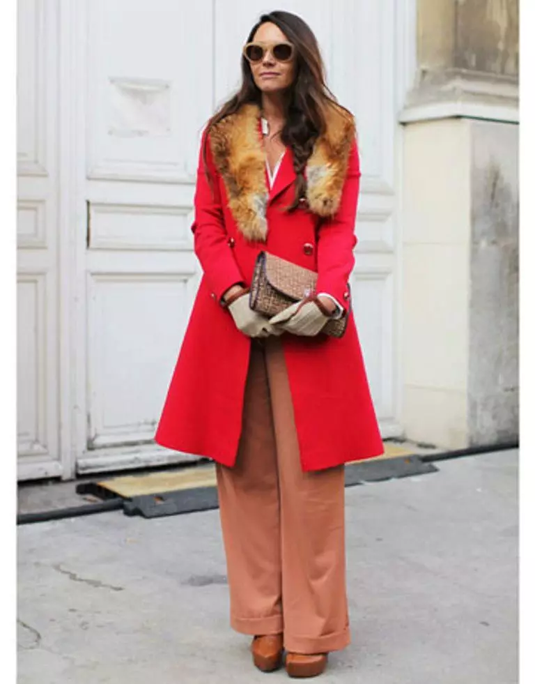 Co nosit červený kabát (77 fotek): krátký, v kleci, s šátkem, obrazy s červeným kabátem, s kloboukem, trendy 2021 608_12