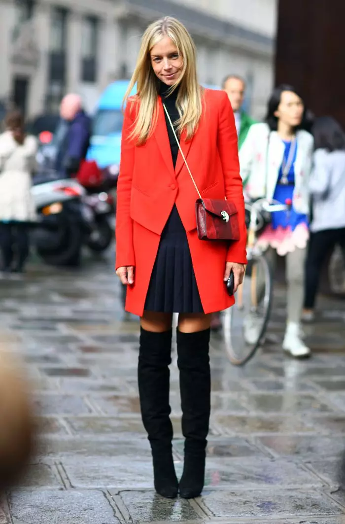 Co nosit červený kabát (77 fotek): krátký, v kleci, s šátkem, obrazy s červeným kabátem, s kloboukem, trendy 2021 608_16