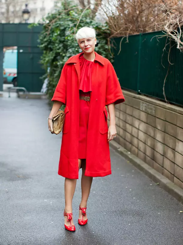 Hva å ha på seg en rød jakke (77 bilder): kort, i et bur, med et skjerf, bilder med en rød jakke, med en lue, trendy 2021 608_21