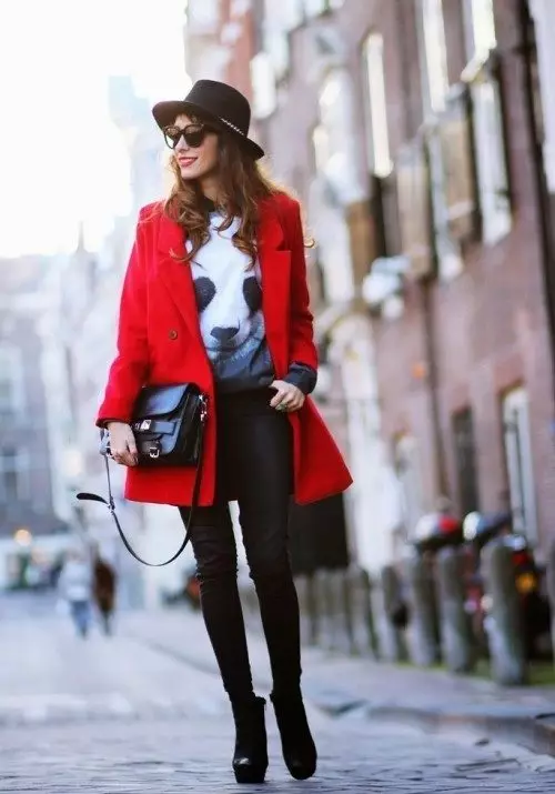 Mida kanda punast mantel (77 fotot): lühike, puuris, sall, piltide punase mantega, mütsiga, trendikas 2021 608_23