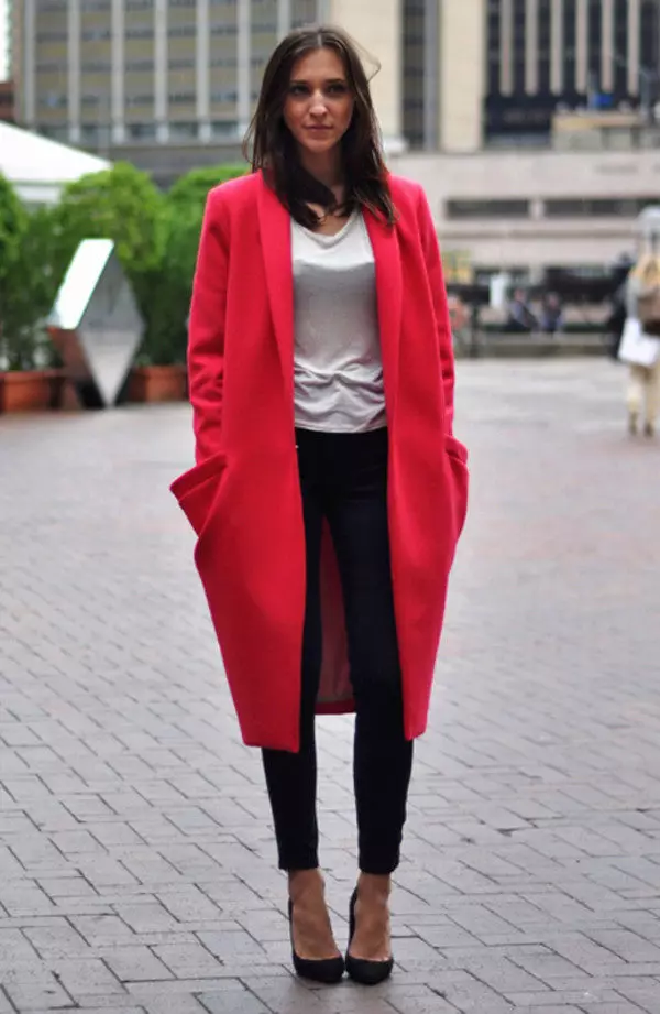 Apa yang harus dikenakan mantel merah (77 foto): pendek, dalam kandang, dengan syal, gambar dengan mantel merah, dengan topi, trendi 2021 608_32