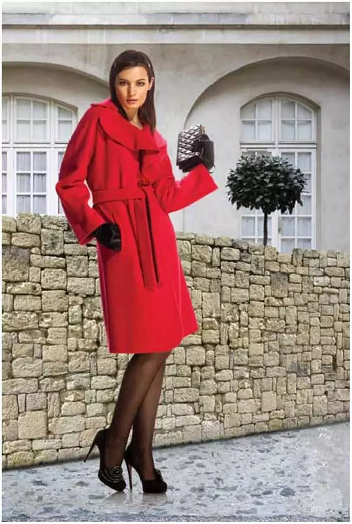 Mida kanda punast mantel (77 fotot): lühike, puuris, sall, piltide punase mantega, mütsiga, trendikas 2021 608_4