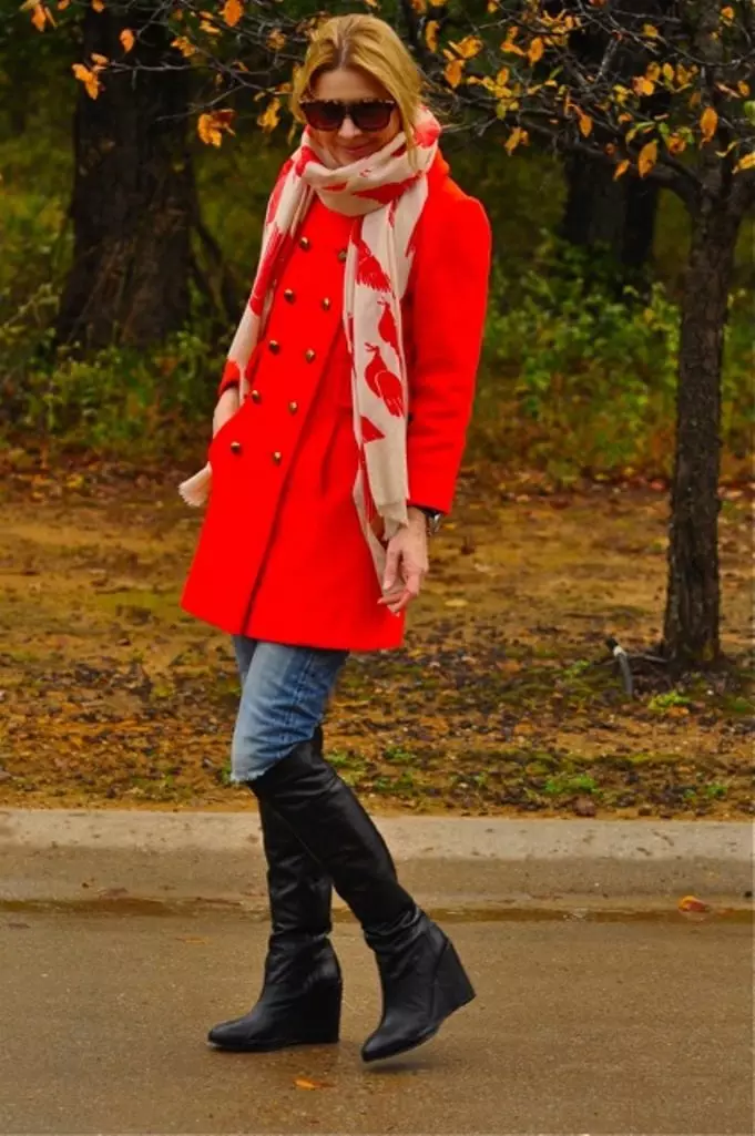 Какво да носят червено палто (77 снимки): Накратко, в клетка, с шал, изображения с червено палто, с шапка, модерен 2021 608_50