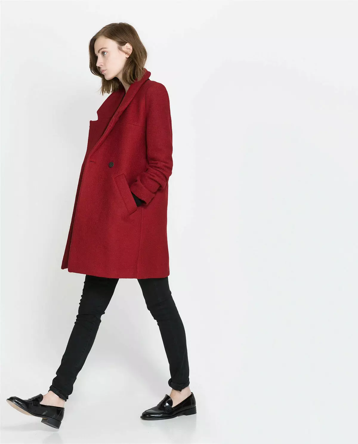Какво да носят червено палто (77 снимки): Накратко, в клетка, с шал, изображения с червено палто, с шапка, модерен 2021 608_56