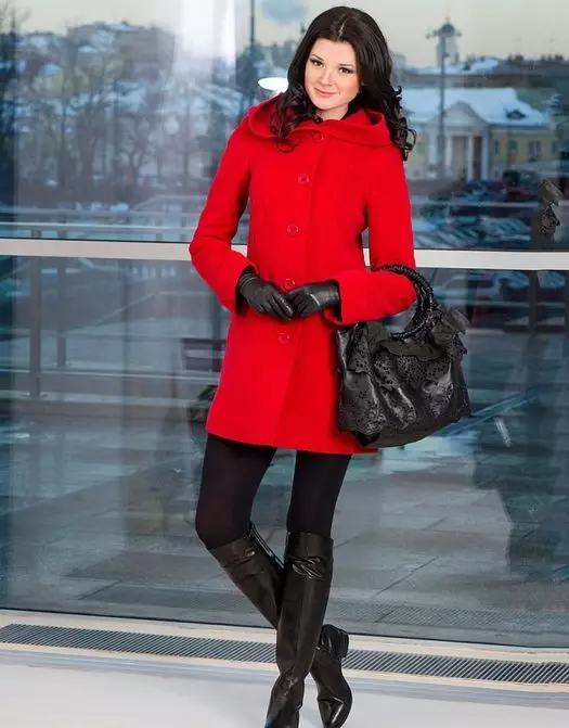Какво да носят червено палто (77 снимки): Накратко, в клетка, с шал, изображения с червено палто, с шапка, модерен 2021 608_65