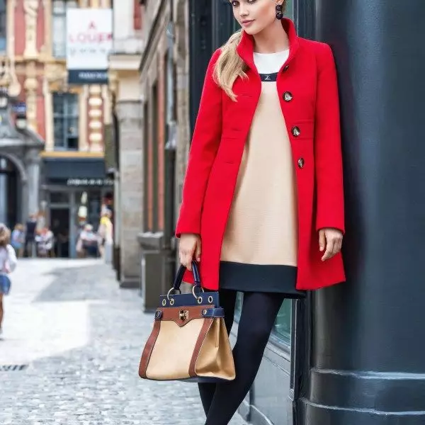 Какво да носят червено палто (77 снимки): Накратко, в клетка, с шал, изображения с червено палто, с шапка, модерен 2021 608_7