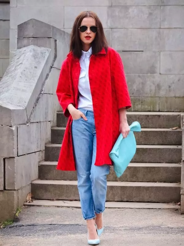 Hva å ha på seg en rød jakke (77 bilder): kort, i et bur, med et skjerf, bilder med en rød jakke, med en lue, trendy 2021 608_70