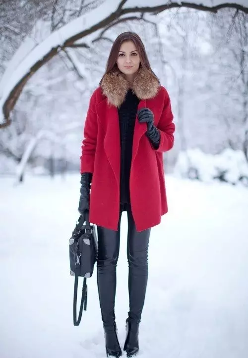 Какво да носят червено палто (77 снимки): Накратко, в клетка, с шал, изображения с червено палто, с шапка, модерен 2021 608_76