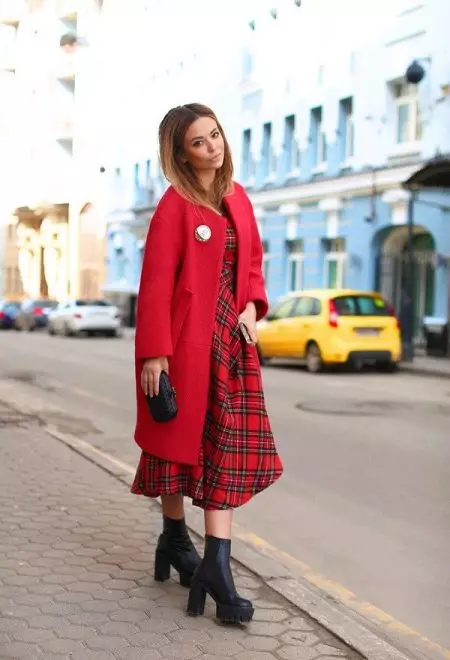 Co nosit červený kabát (77 fotek): krátký, v kleci, s šátkem, obrazy s červeným kabátem, s kloboukem, trendy 2021 608_77