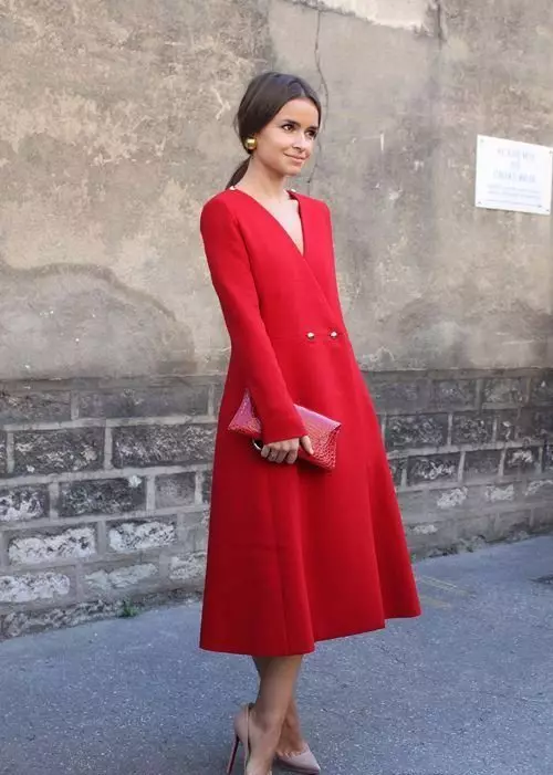 Какво да носят червено палто (77 снимки): Накратко, в клетка, с шал, изображения с червено палто, с шапка, модерен 2021 608_8