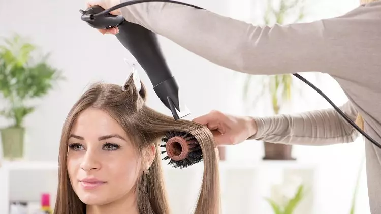 Professionele haardrogers: keuze voor kapper en voor thuisgebruik, waardering van de beste haardrogers. Wat is anders dan het gebruikelijke?