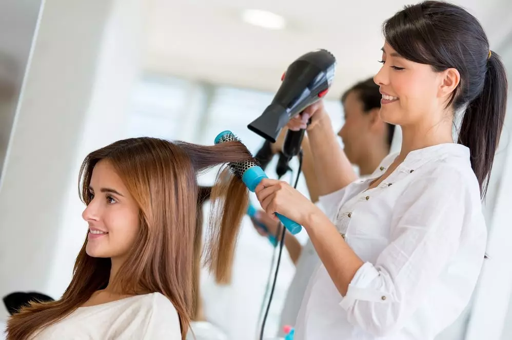 Professionele haardrogers: keuze voor kapper en voor thuisgebruik, waardering van de beste haardrogers. Wat is anders dan het gebruikelijke? 6100_39