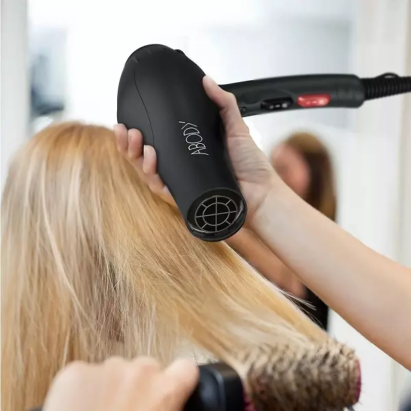 Professionele haardrogers: keuze voor kapper en voor thuisgebruik, waardering van de beste haardrogers. Wat is anders dan het gebruikelijke? 6100_7