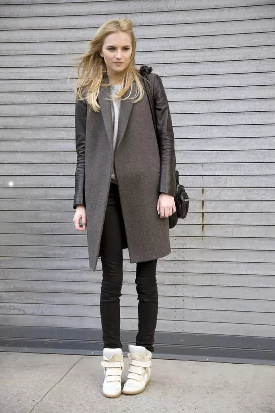 여성 드랩 코트 (112 사진) : 대형 크기, 모피, 검정, 후드, 드레이프에서 코트를 착용 한 것과 함께 씻는 방법 610_105