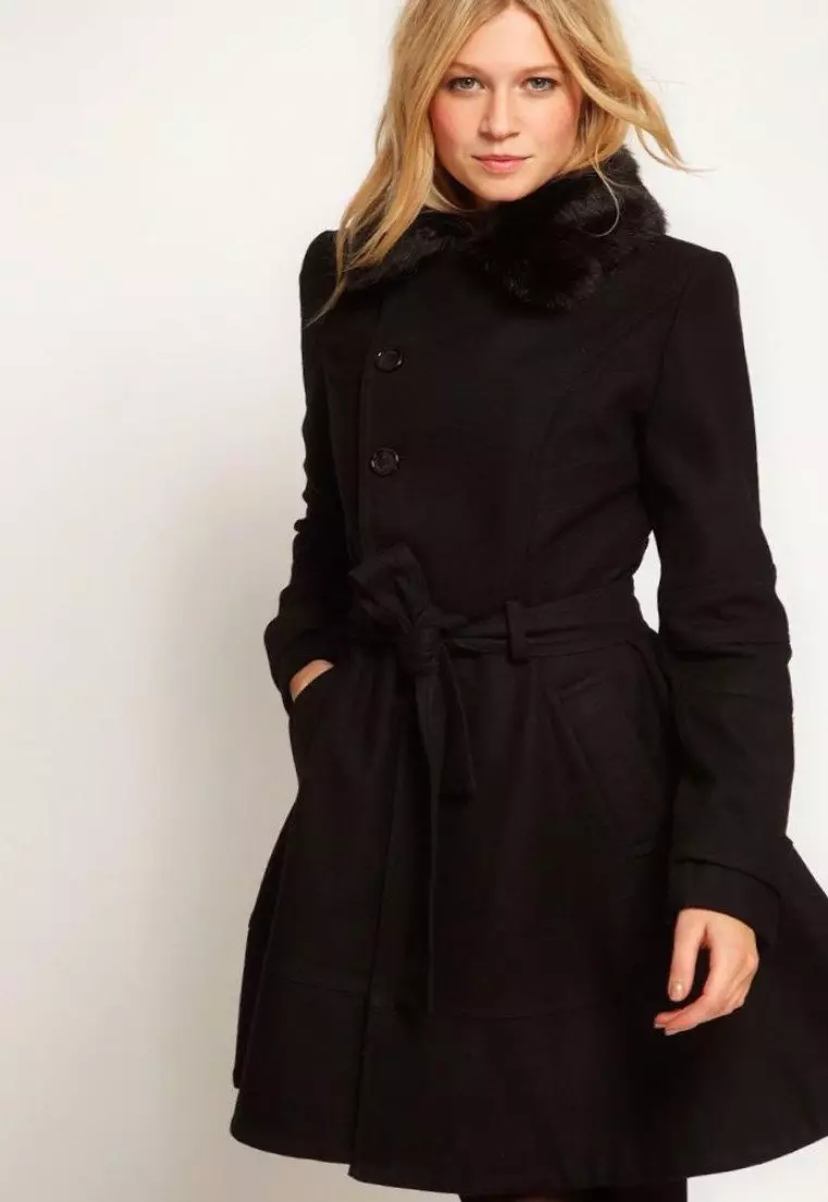 معطف الإناث Drap (112 صورة): أحجام كبيرة، وكيفية غسلها، مع الفراء، أسود، مقنع، مع ما يرتدي معطف من الستارة 610_11