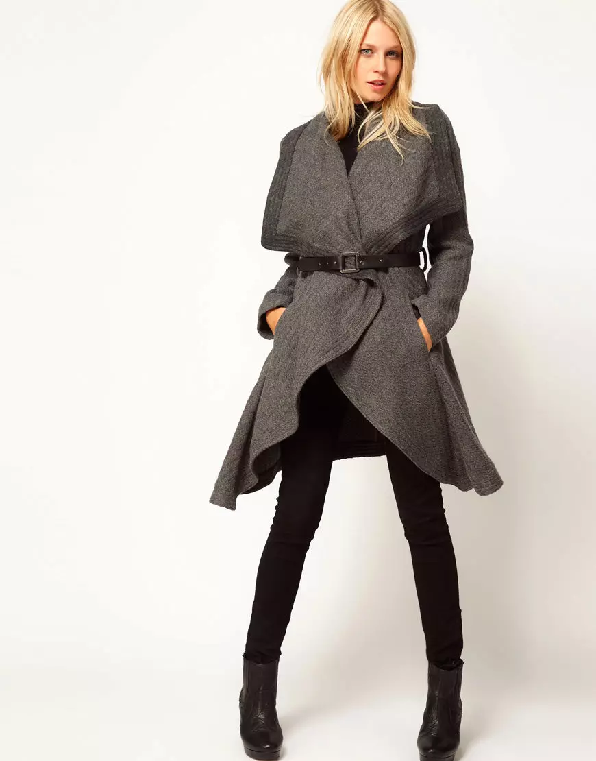 Женски палто (112 фотографии): големи големини, како да се мие, со крзно, црно, маскирано, со она што носи палто од заветот 610_17