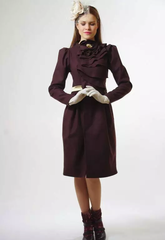 Peça de drap femenina (112 fotos): grans mides, com rentar, amb pell, negre, amb caputxa, amb el que portava un abric de la drapada 610_22