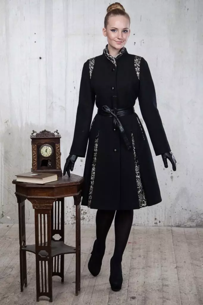 Peça de drap femenina (112 fotos): grans mides, com rentar, amb pell, negre, amb caputxa, amb el que portava un abric de la drapada 610_41