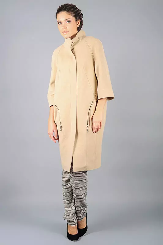 Žena závěť kabát (112 fotografií): Velké velikosti, jak umýt, s kožešinou, černou, s kapucí, s tím, co nosí kabát z roušky 610_55