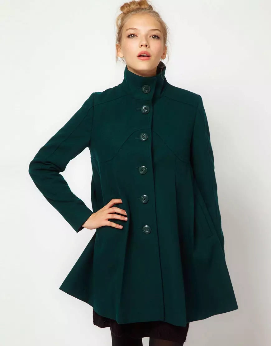 معطف الإناث Drap (112 صورة): أحجام كبيرة، وكيفية غسلها، مع الفراء، أسود، مقنع، مع ما يرتدي معطف من الستارة 610_73