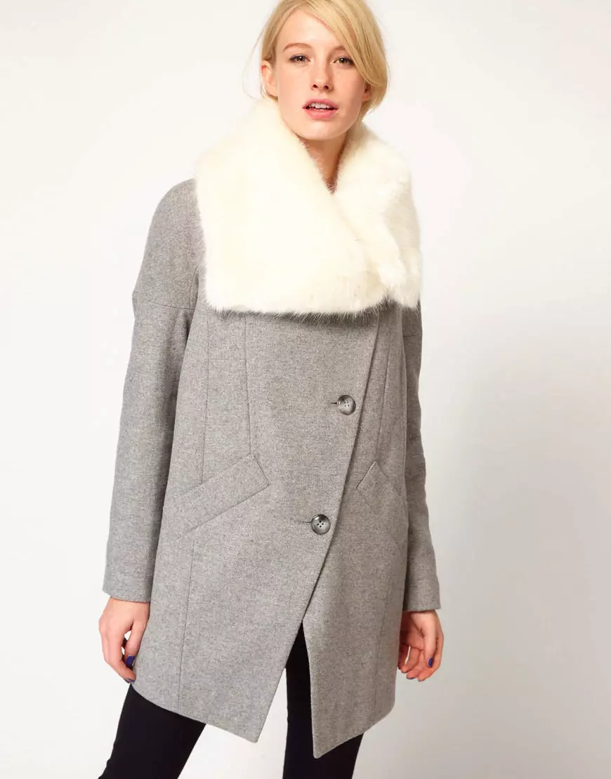 Samička Drap Coat (112 Fotografie): Veľké veľkosti, ako sa umyť, s kožušinou, čiernou, s kapucňou, s čo nosiť kabát z zakrytia 610_8