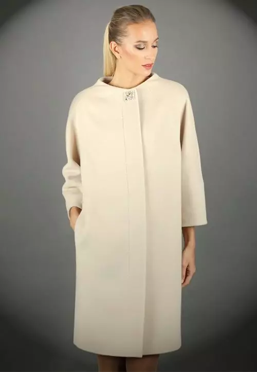 여성 드랩 코트 (112 사진) : 대형 크기, 모피, 검정, 후드, 드레이프에서 코트를 착용 한 것과 함께 씻는 방법 610_93