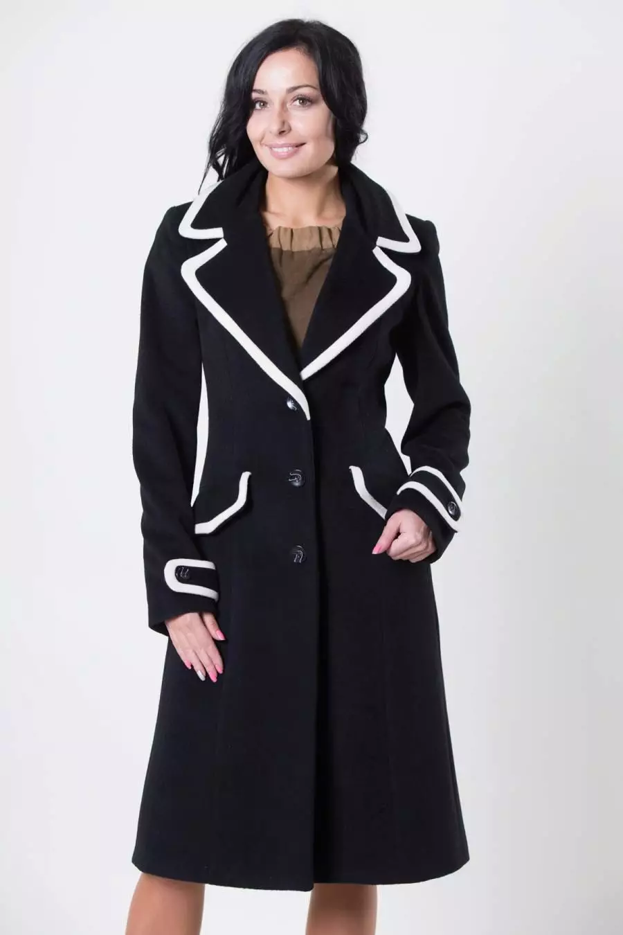 Kobieta czarny płaszcz (172 zdjęcia): długie, krótkie, z kapturem, czarno-białe, proste, skórzane rękawy, dopasowanie, skóra 611_114