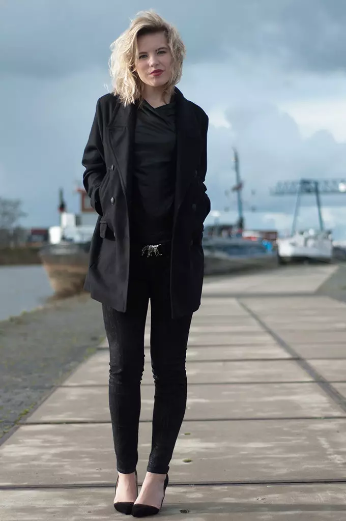 Cappotto nero femminile (172 foto): lungo, corto, incappucciato, bianco e nero, dritto, maniche in pelle, vestibilità, pelle 611_124