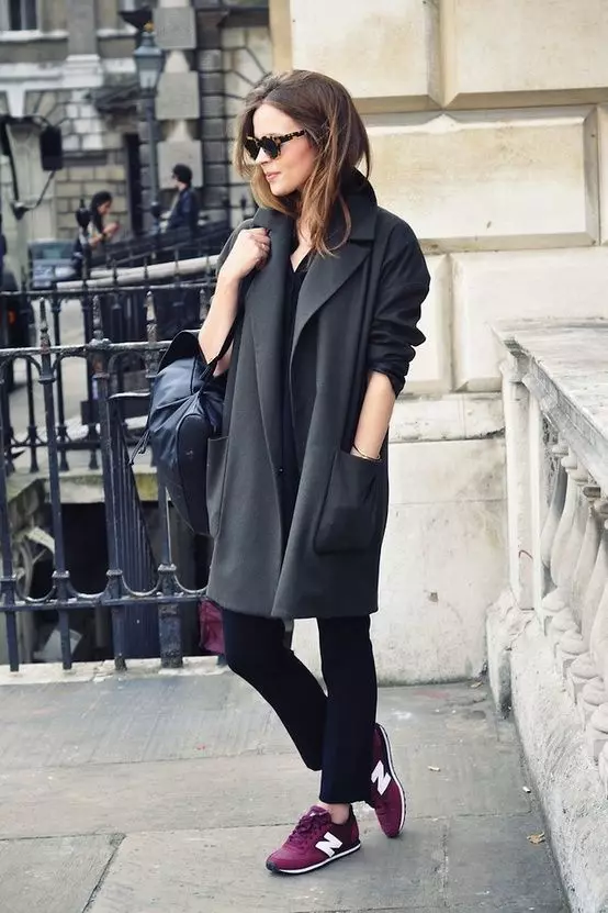Weiblicher schwarzer Mantel (172 Fotos): lang, kurz, mit Kapuze, schwarz und weiß, gerade, Lederhülsen, Fit, Leder 611_125