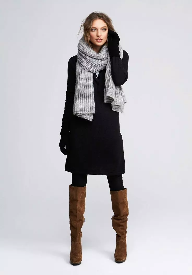 Žena černý kabát (172 fotografií): dlouhé, krátké, s kapucí, černé a bílé, rovné, kožené rukávy, fit, kůže 611_129