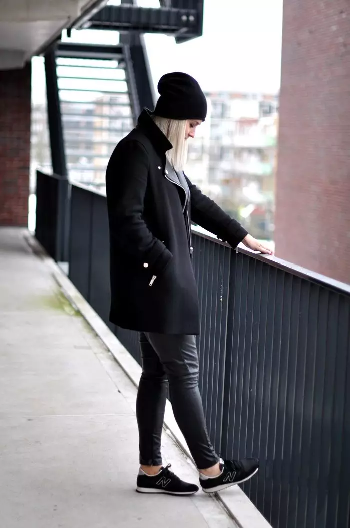 Cappotto nero femminile (172 foto): lungo, corto, incappucciato, bianco e nero, dritto, maniche in pelle, vestibilità, pelle 611_13