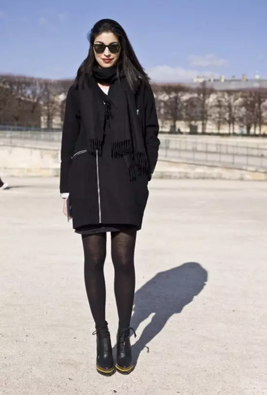 Vrouwelijke zwarte jas (172 foto's): lang, kort, hooded, zwart en wit, recht, lederen mouwen, fit, leer 611_144