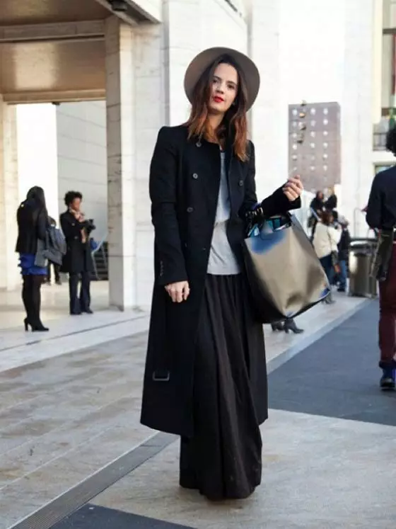 Mantel hitam wanita (172 foto): panjang, pendek, berkerudung, hitam dan putih, lurus, lengan kulit, pas, kulit 611_150