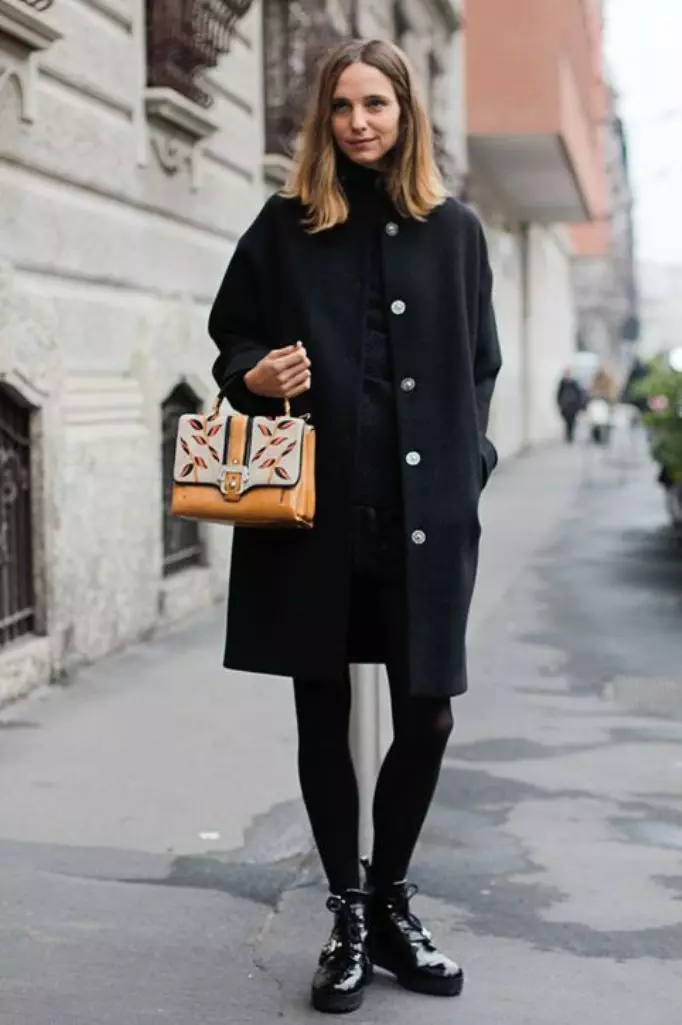 Žena černý kabát (172 fotografií): dlouhé, krátké, s kapucí, černé a bílé, rovné, kožené rukávy, fit, kůže 611_152