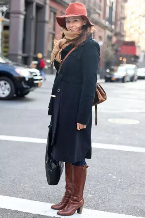 خواتین سیاہ کوٹ (172 فوٹو): طویل، مختصر، hooded، سیاہ اور سفید، براہ راست، چمڑے آستین، فٹ، چمڑے 611_153