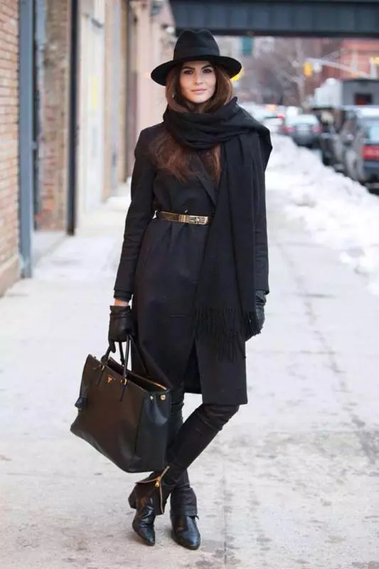 Жіноче чорне пальто (172 фото): довге, коротке, з капюшоном, чорно-біле, пряме, з шкіряними рукавами, приталені, шкіряне 611_154