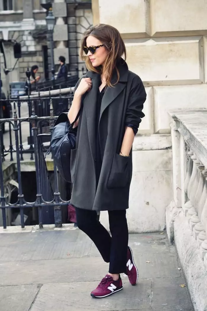 کت سیاه زن (172 عکس): طولانی، کوتاه، هود، سیاه و سفید، مستقیم، آستین چرمی، مناسب، چرم 611_158