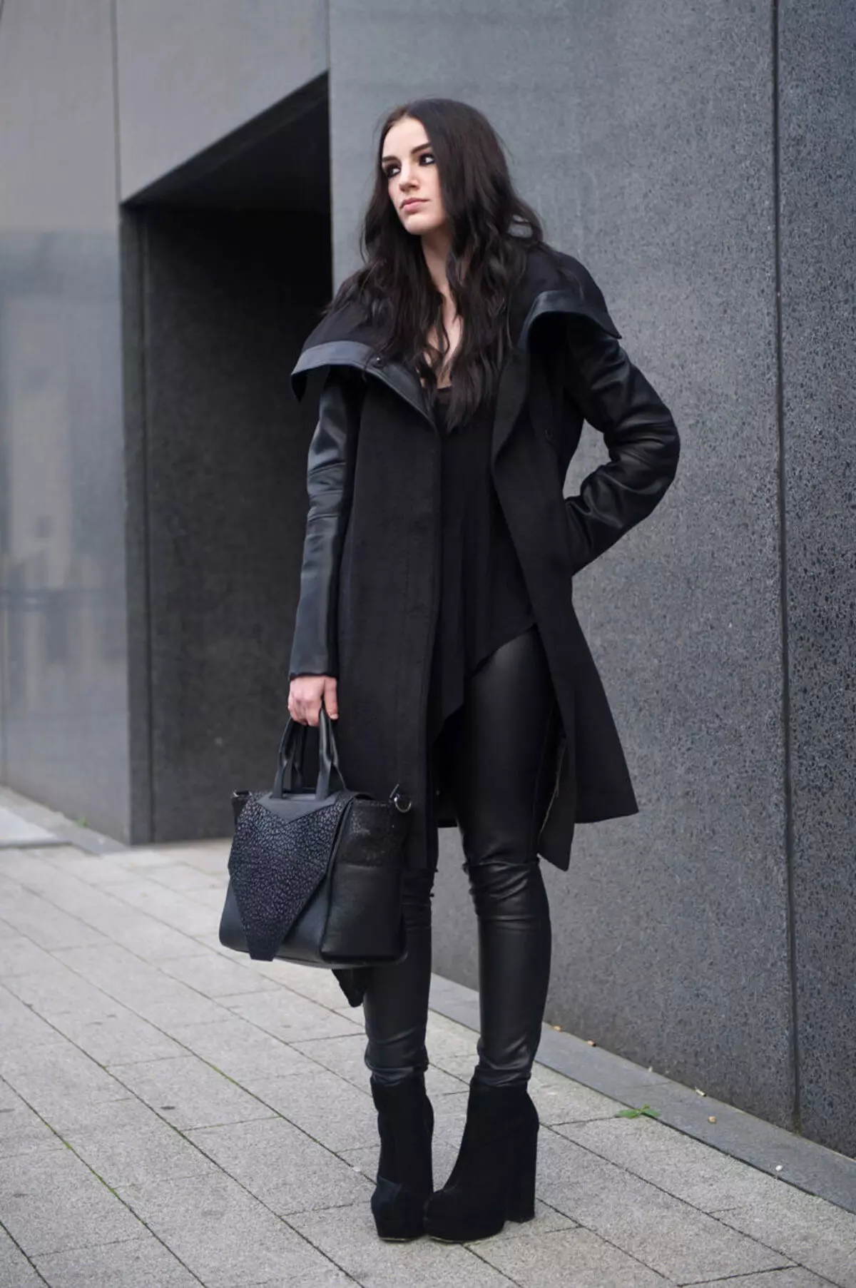 Cappotto nero femminile (172 foto): lungo, corto, incappucciato, bianco e nero, dritto, maniche in pelle, vestibilità, pelle 611_16
