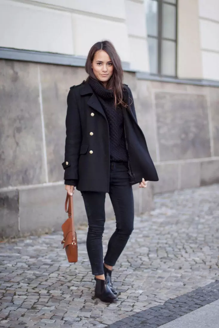 Женско черно палто (172 снимки): дълъг, къс, качулка, черно и бяло, прави, кожени ръкави, годни, кожа 611_162