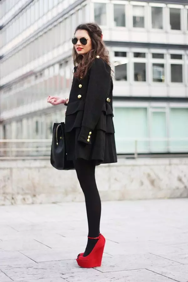 Capa negra feminina (172 fotos): longa, curta, con capucha, branco e negro, recta, mangas de coiro, axuste, coiro 611_18