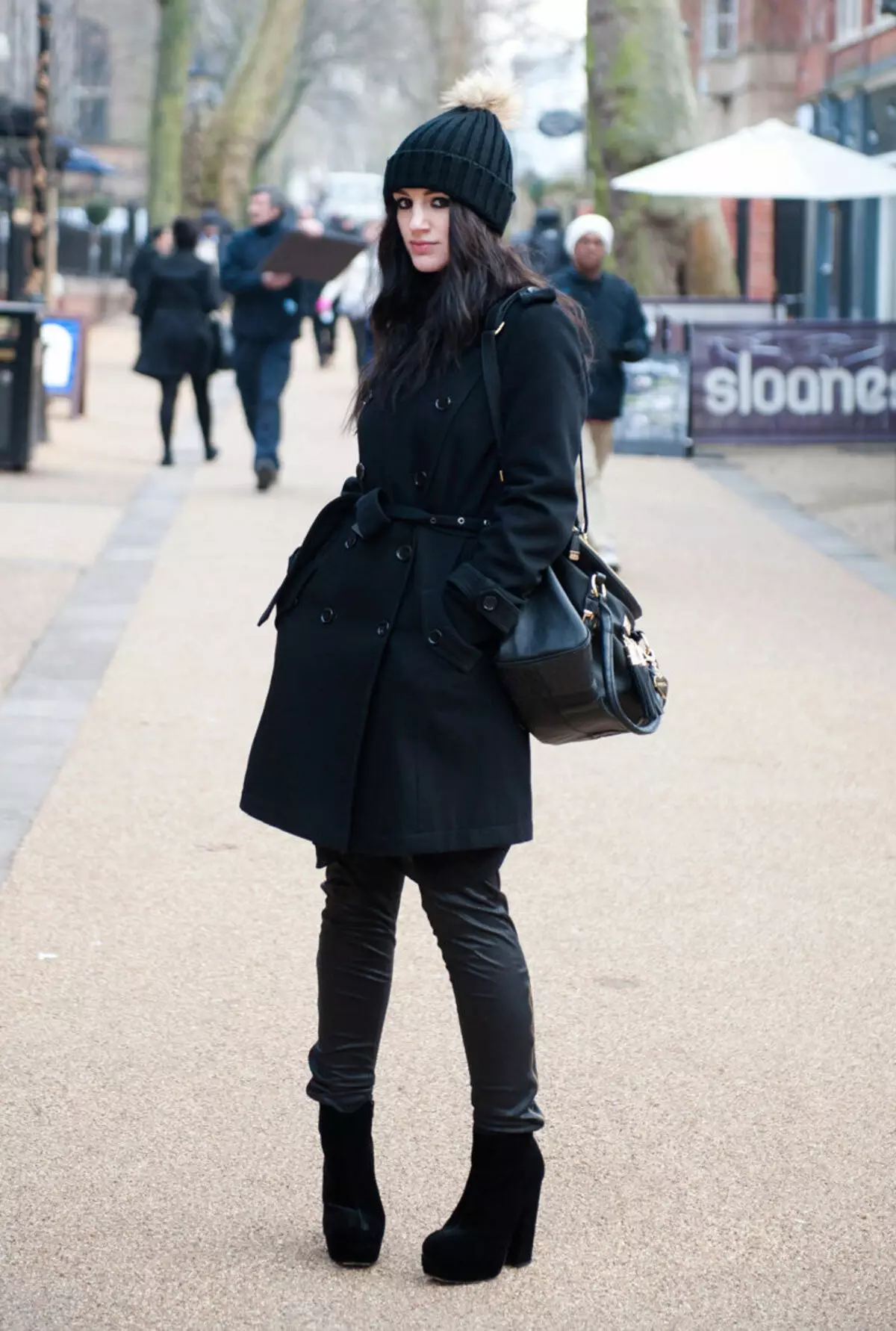 Cappotto nero femminile (172 foto): lungo, corto, incappucciato, bianco e nero, dritto, maniche in pelle, vestibilità, pelle 611_2