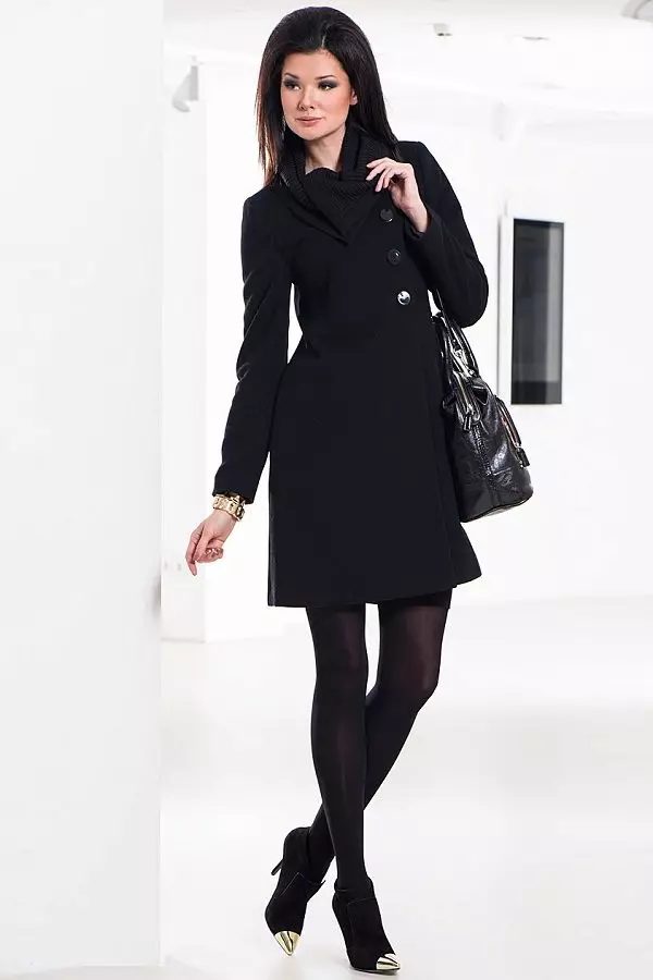 Cappotto nero femminile (172 foto): lungo, corto, incappucciato, bianco e nero, dritto, maniche in pelle, vestibilità, pelle 611_22