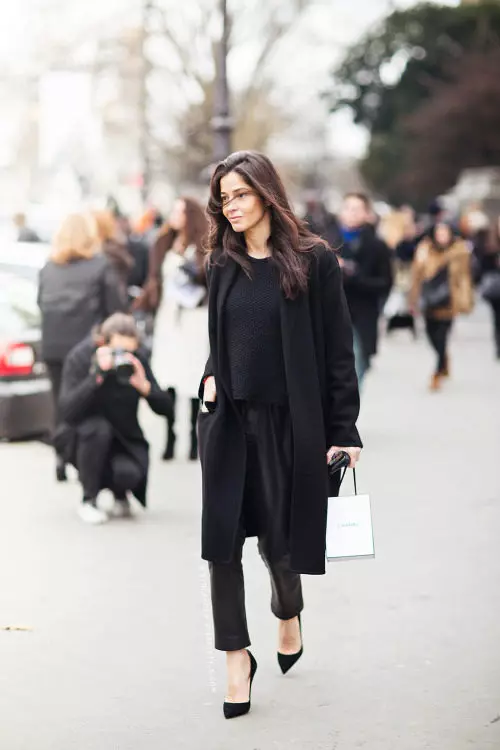 Женско черно палто (172 снимки): дълъг, къс, качулка, черно и бяло, прави, кожени ръкави, годни, кожа 611_24