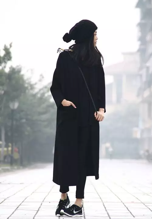Naine must mantel (172 fotot): pikk, lühike, kapuutsiga, must ja valge, sirged, nahast varrukad, fit, nahk 611_36