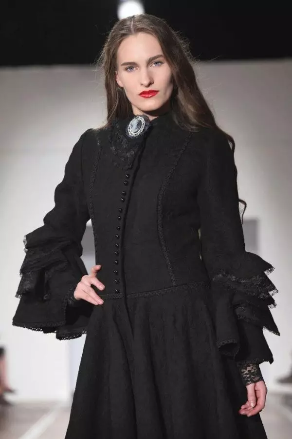 Žena čierna kabát (172 fotografií): dlhé, krátke, s kapucne, čiernobielo, rovné, kožené rukávy, fit, koža 611_38