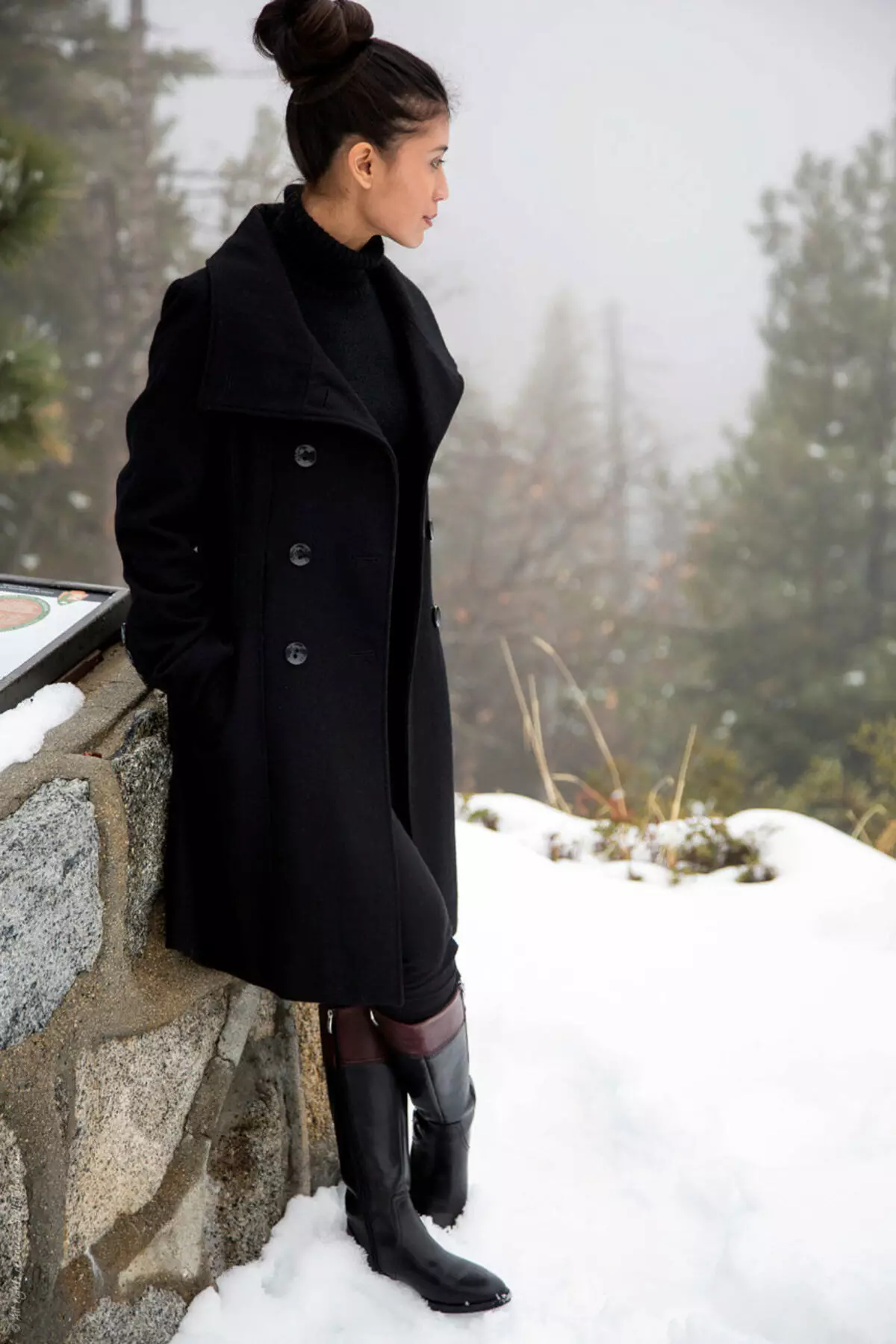 Kobieta czarny płaszcz (172 zdjęcia): długie, krótkie, z kapturem, czarno-białe, proste, skórzane rękawy, dopasowanie, skóra 611_4